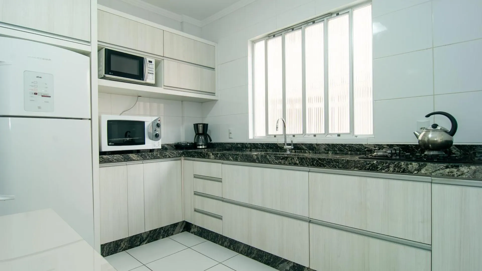 Quadra Mar Na R. 2000, 4 Quartos C/ Garagem Jj8308 Balneario Camboriu